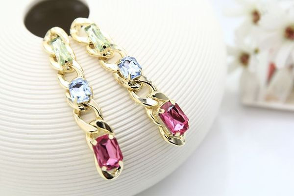 Eleganti sieviešu karājoši zelta auskari ar akmeņiem