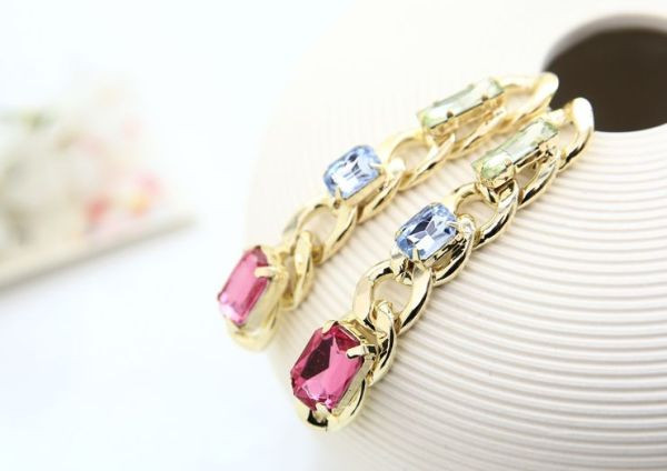 Eleganti sieviešu karājoši zelta auskari ar akmeņiem