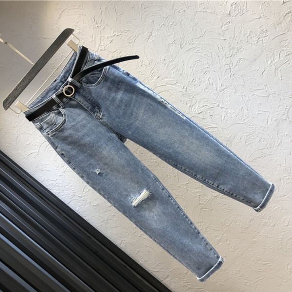 Sieviešu ikdienas džinsi ar augstu vidukli un saplēstu motīvu