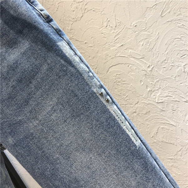 Sieviešu ikdienas džinsi ar augstu vidukli un saplēstu motīvu