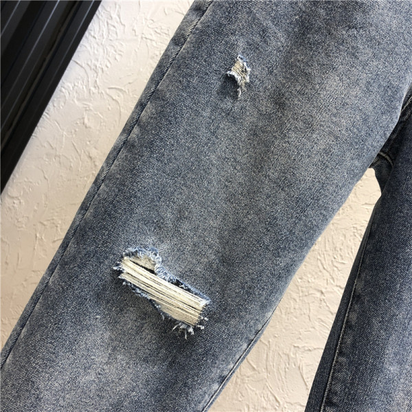 Sieviešu ikdienas džinsi ar augstu vidukli un saplēstu motīvu