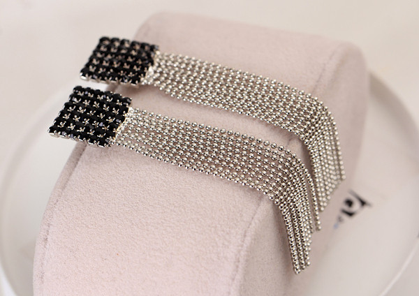 Modern női lógó fülbevaló fekete és ezüst kövekkel