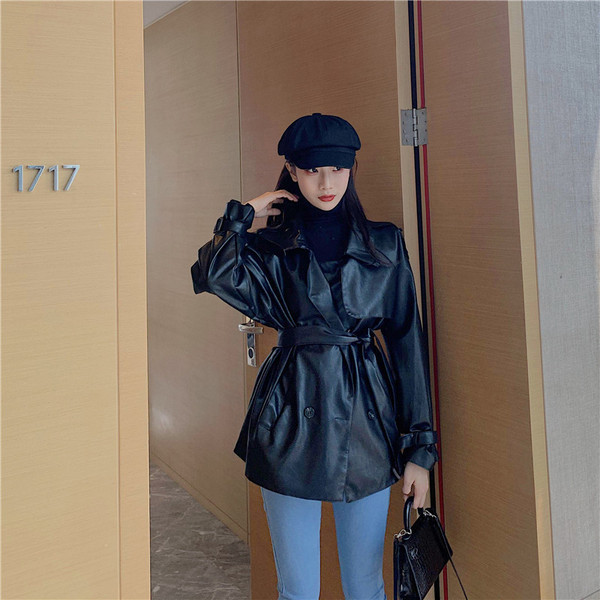 Geaca de dama din piele cu nasturi si curea