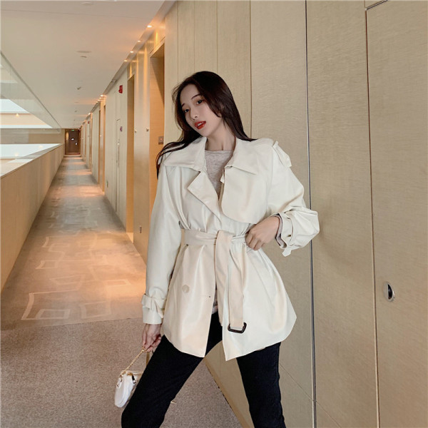 Geaca de dama din piele cu nasturi si curea