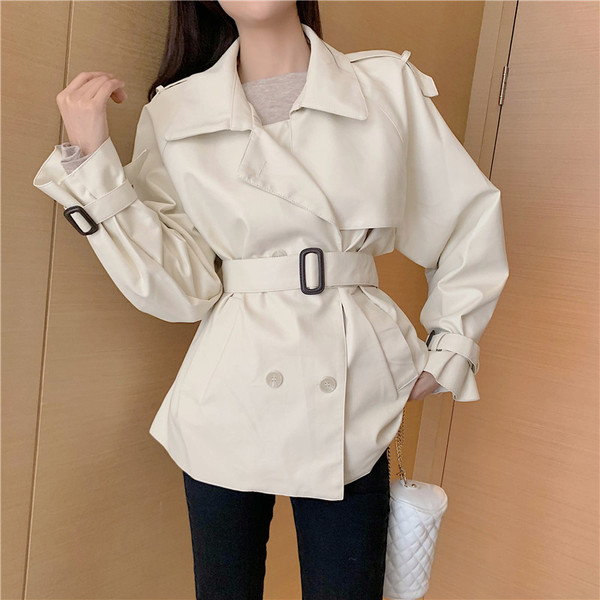 Geaca de dama din piele cu nasturi si curea