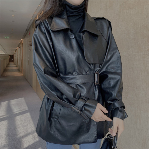 Geaca de dama din piele cu nasturi si curea