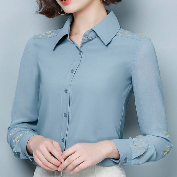 Mūsdienīgs sieviešu krekls ar izšuvumiem un pogām