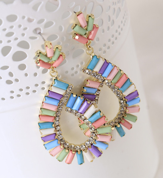 Modern női lógó fülbevaló színes kövekkel nyárra