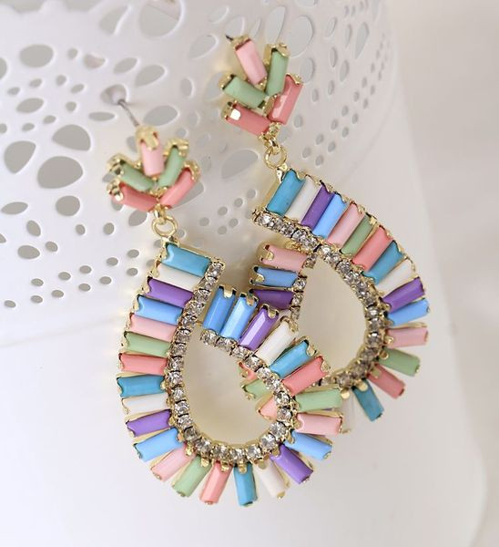 Modern női lógó fülbevaló színes kövekkel nyárra