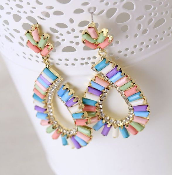 Modern női lógó fülbevaló színes kövekkel nyárra