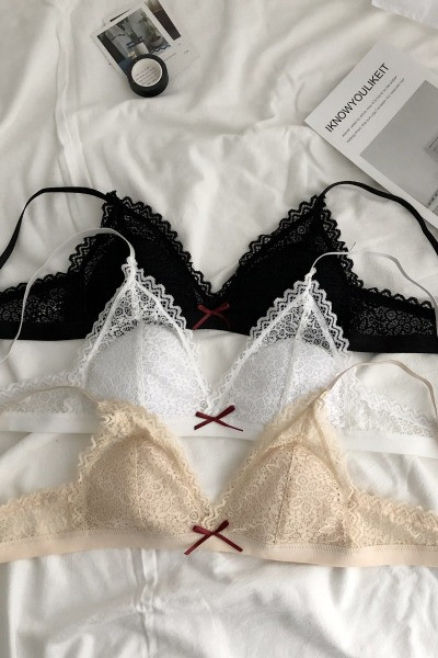 Női csipke melltartó szett háromszög alakú kupával és bikinivel