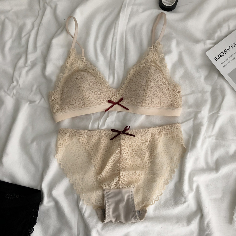 Női csipke melltartó szett háromszög alakú kupával és bikinivel