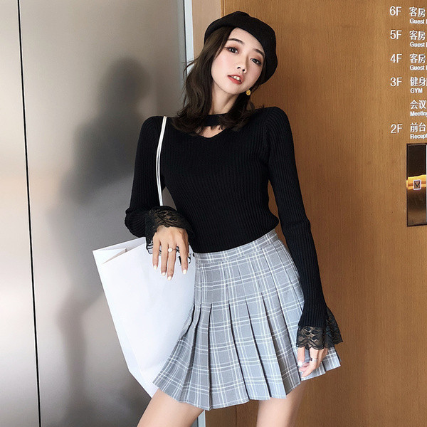 Moteriška palaidinė iš velveto džersio su iškirptomis dalimis ir nėrinių elementais