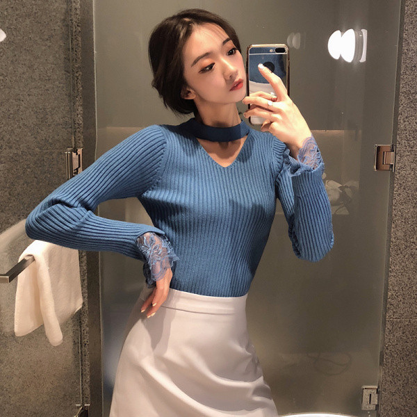 Moteriška palaidinė iš velveto džersio su iškirptomis dalimis ir nėrinių elementais