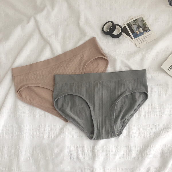 Komplektā 2 gab. bezšuvju bikini