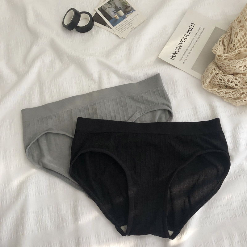 Komplektā 2 gab. bezšuvju bikini