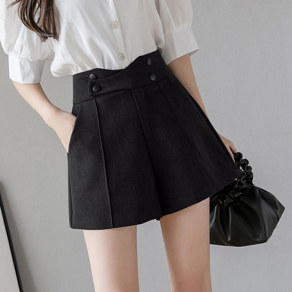 Aktualūs moteriški šortai aukštu juosmeniu ir kišenėmis