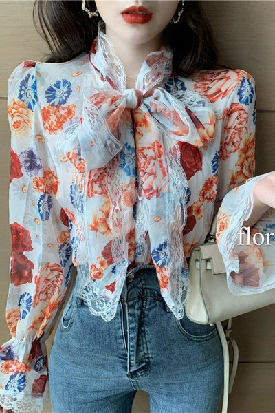 Moderns sieviešu krekls ar lenti un ziedu motīviem