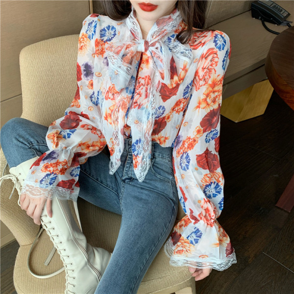 Moderns sieviešu krekls ar lenti un ziedu motīviem