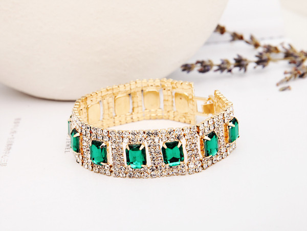 Elegáns női karkötő zöld és lila kövekkel