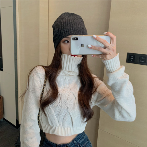 Kratki ženski džemper s visokim ovratnikom