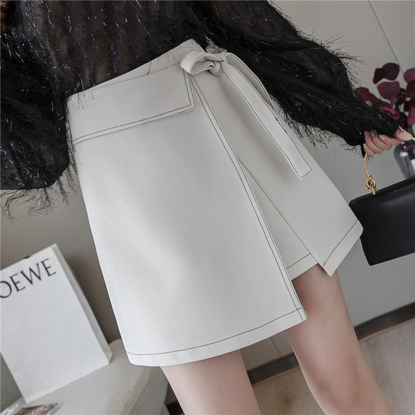 Modernus moteriškas sijonas aukštu juosmeniu ir A formos raiščiais