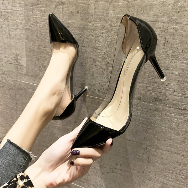 Κομψά  γυναικεία παπούτσια μυτερό μοντέλο με ψηλό τακούνι