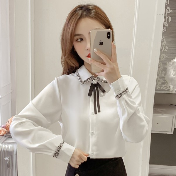 Aktuāls sieviešu krekls ar klasisku apkakli un izšuvumu