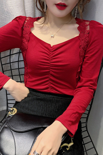 Laisvalaikio moteriškos palaidinės modelis su nėriniais