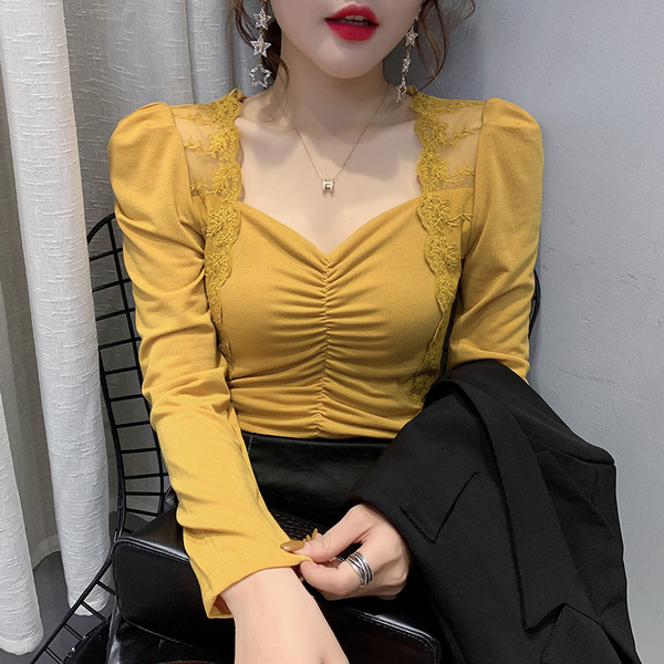 Laisvalaikio moteriškos palaidinės modelis su nėriniais