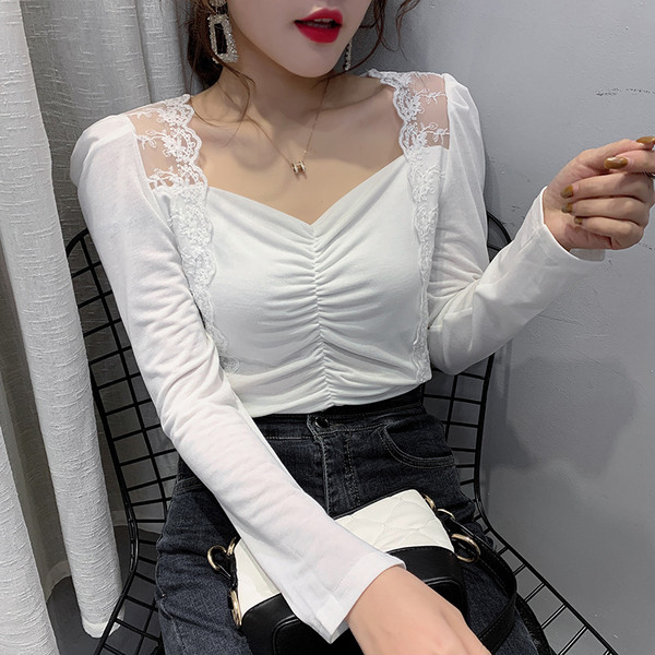 Laisvalaikio moteriškos palaidinės modelis su nėriniais