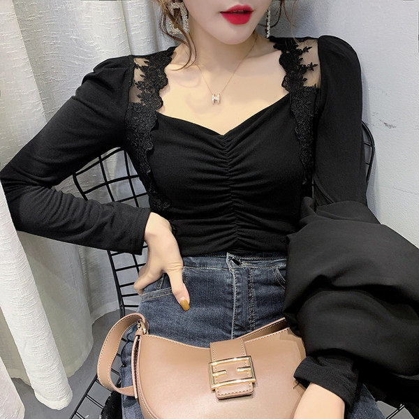 Laisvalaikio moteriškos palaidinės modelis su nėriniais