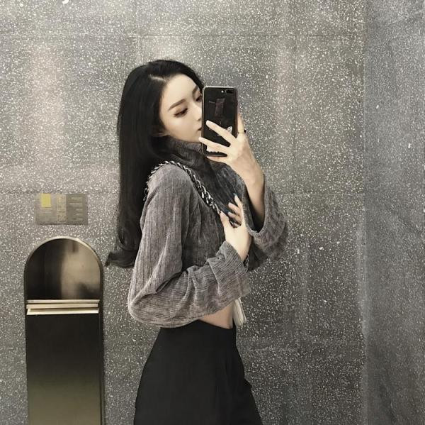 Īsa sieviešu pelēka blūze ar augstu apkakli