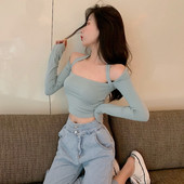 Prigludusi moteriška trumpa palaidinė nuleistomis rankovėmis ir kaklaraiščiais