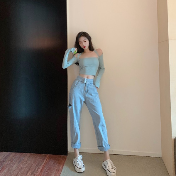 Prigludusi moteriška trumpa palaidinė nuleistomis rankovėmis ir kaklaraiščiais