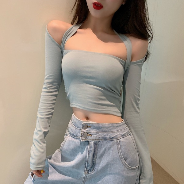 Prigludusi moteriška trumpa palaidinė nuleistomis rankovėmis ir kaklaraiščiais