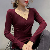 Laisvalaikio moteriškos palaidinės modelis su špico iškirpte