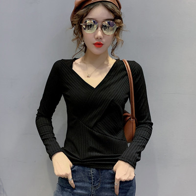 Laisvalaikio moteriškos palaidinės modelis su špico iškirpte