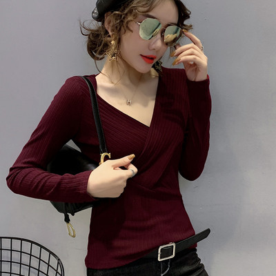 Laisvalaikio moteriškos palaidinės modelis su špico iškirpte