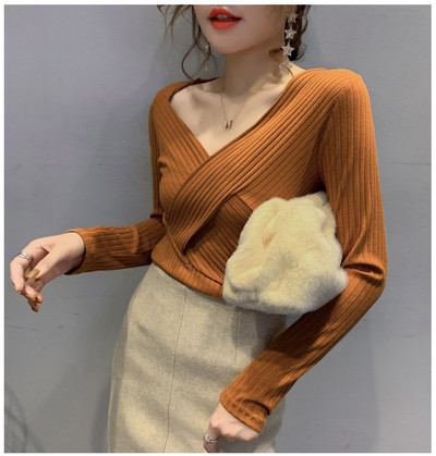 Laisvalaikio moteriškos palaidinės modelis su špico iškirpte