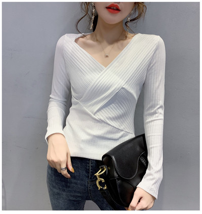 Laisvalaikio moteriškos palaidinės modelis su špico iškirpte