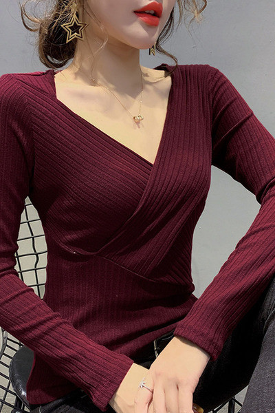 Laisvalaikio moteriškos palaidinės modelis su špico iškirpte