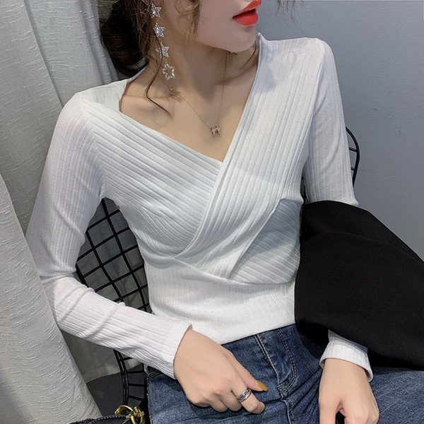 Laisvalaikio moteriškos palaidinės modelis su špico iškirpte