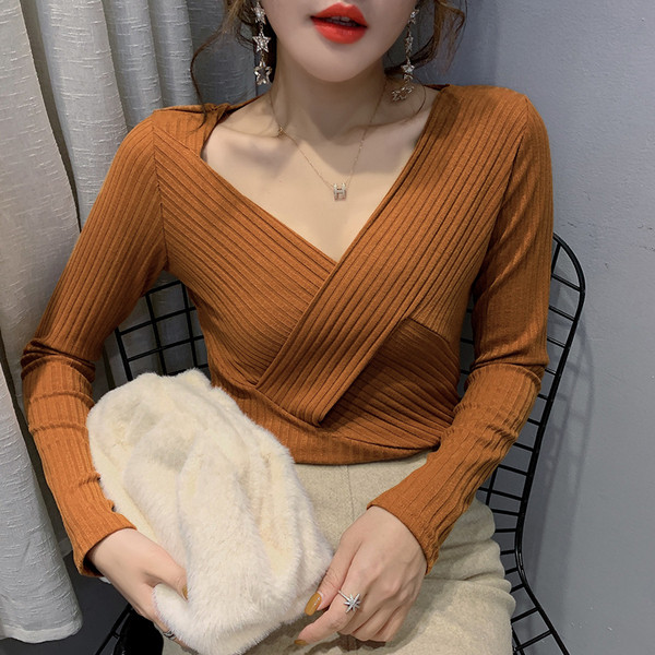 Laisvalaikio moteriškos palaidinės modelis su špico iškirpte