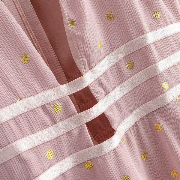 Uue mudeli väljalõikega sügava kaelusega kleit