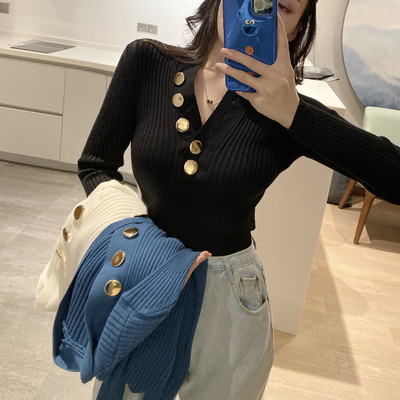 Pieguļoša sieviešu blūze ar špica kakla izgriezumu un metāla elementiem