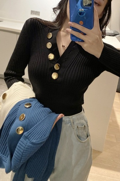 Pieguļoša sieviešu blūze ar špica kakla izgriezumu un metāla elementiem