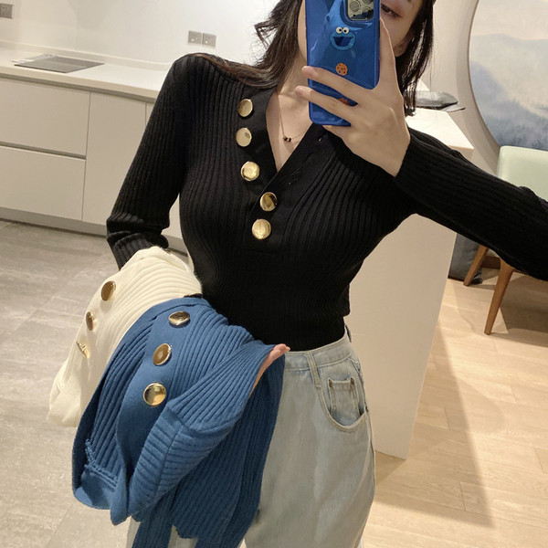 Pieguļoša sieviešu blūze ar špica kakla izgriezumu un metāla elementiem