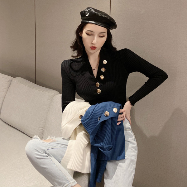 Pieguļoša sieviešu blūze ar špica kakla izgriezumu un metāla elementiem