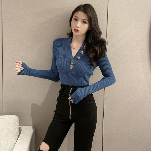 Pieguļoša sieviešu blūze ar špica kakla izgriezumu un metāla elementiem